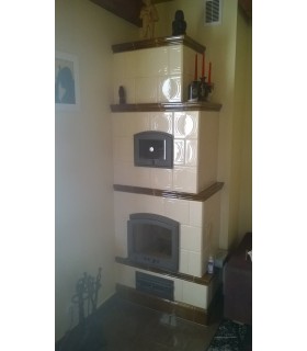 Realizacja pieca kaflowego w Rumia – piec STALOWA WOLA w kolorze kremowo-brązowym z drzwiczkami ARKA